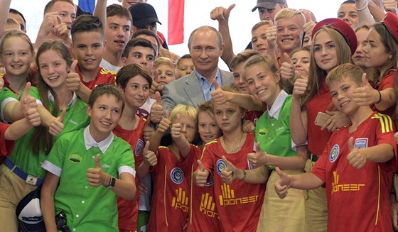 Ruský prezident Vladimir Putin na návtv dtského tábora Artk na Krymu (24....