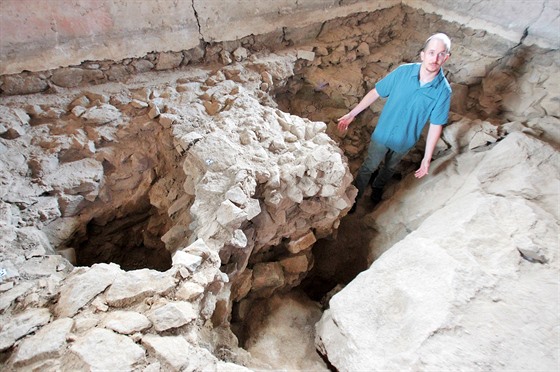 Filip Prekop, vedoucí archeologického výzkumu, v kapli beovského hradu.