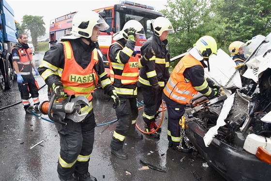 V Podlesí na Karlovarsku se srazila dodávka s nákladním vozem.