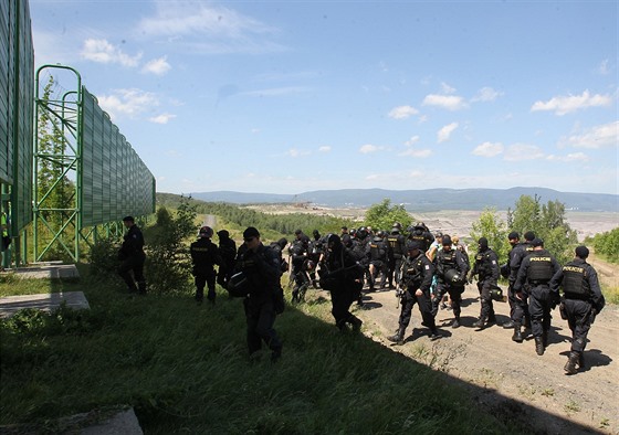 Zasahující policisté pi vniku aktivist do dolu Bílina na Mostecku (24.6.2017)