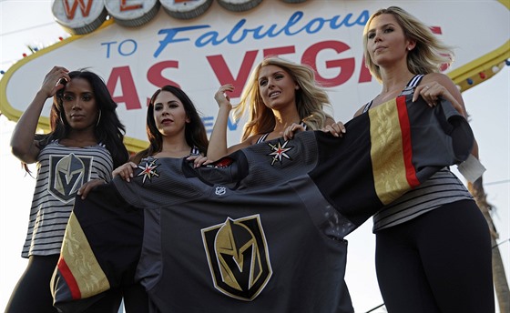 Vegas Golden Knights odhalili dresy pro sezonu 2017-2018, svou premiérovou v...
