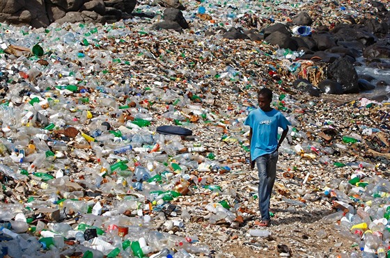Plastový odpad v senegalském Dakaru.