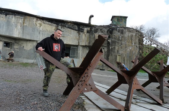 Martin Rábo ze Spolenosti pátel s. opevnní pi jedné z pravidelných brigád...