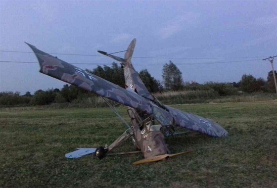 V Uhelné na Jesenicku v sobotu veer spadlo malé letadlo (24. ervna 2017).