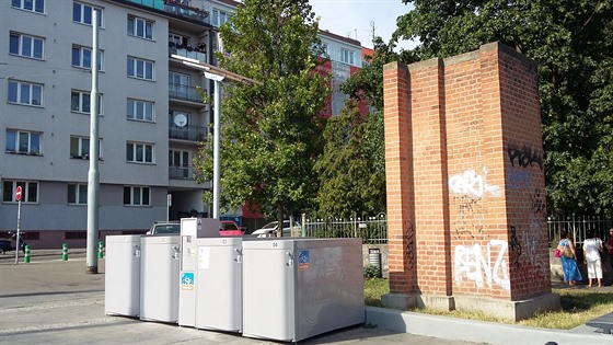 Uzamykatelné boxy pro kola u stanice metra Stranická.