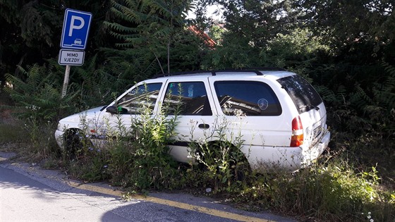 Automobil parkující v branické ulici Ve Studeném. Snímek byl poízen 26. ervna...