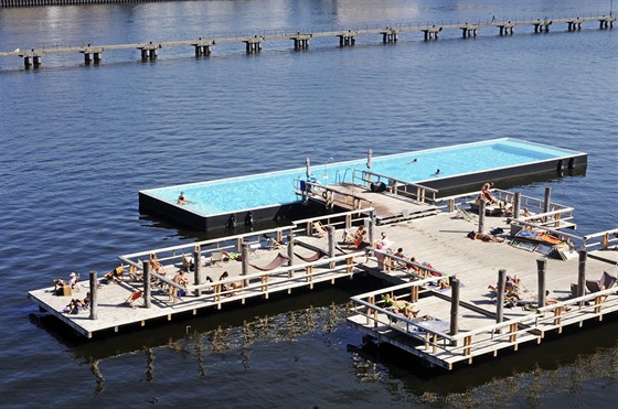 Plovoucí bazén osvuje v lét obyvatele Berlína.