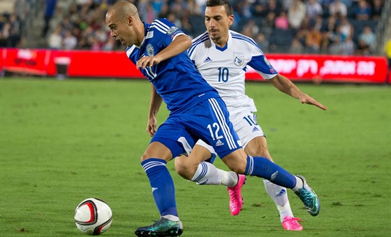 Izraelský útoník Tal Ben Haim (vlevo) v kvalifikaním utkání proti Kypru o...