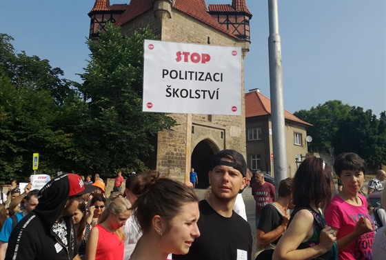 V Rakovníku proti editelce Radce Soukupové demonstrovaly stovky lidí. Vadí jim...