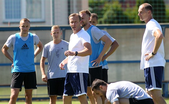 Nový kou Jihlavy Ivan Kopecký na prvním tréninku ped sezonou. Naskoí do ní i Matú Marcin?