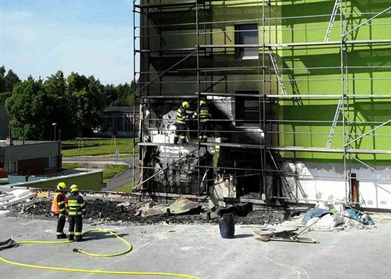 Hasii zasahovali v Rovné na Sokolovsku. Od stechy obecního úadu chytlo i...