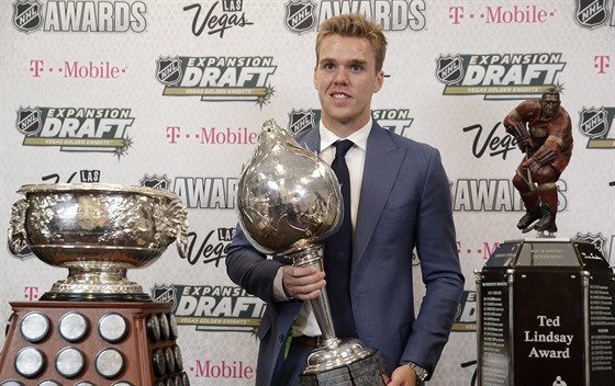 Connor McDavid z Edmontonu se vemi cenami, které bhem veera získal. Zleva...