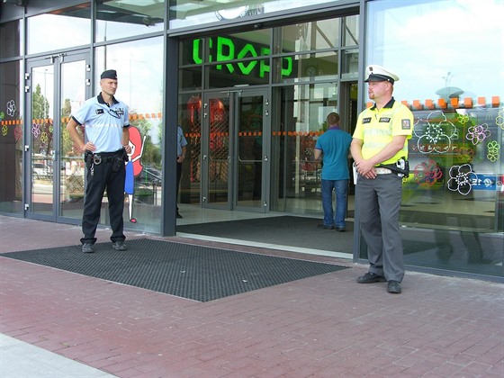 Policie kvli podezelému pedmtu evakuovala nákupní centrum ve Zlín, jednalo...