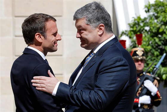 Francouzský prezident Emmanuel Macron se svým ukrajinským protjkem Petrem...