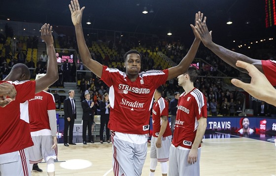 Frank Ntilikina nastupuje k utkání trasburku, jeho dlouhé ruce u potrápily...