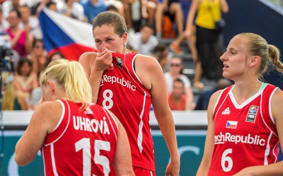 eské basketbalistky Michaela Uhrová, Tereza Vorlová a Kristýna Minaroviová...