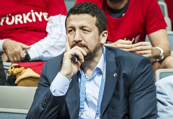 Hedo Türkoglu sleduje duel tureckých basketbalistek z pozice pedsedy tamního...