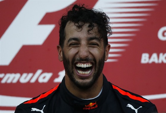 Daniel Ricciardo z Red Bullu se v Baku raduje z triumfu v závod formule 1.