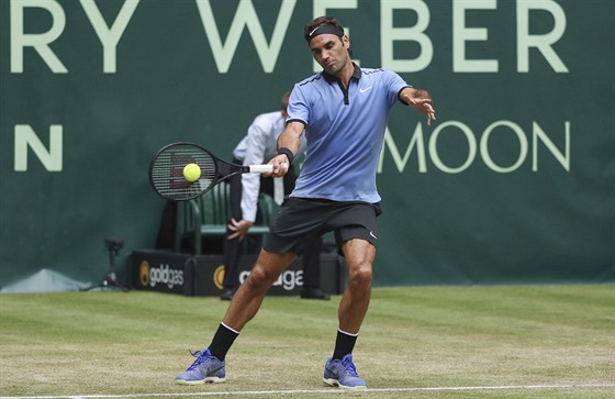 Roger Federer returnuje v duelu 2. kola na turnaji v Halle.