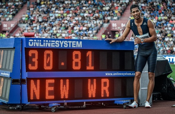 Wayde van Niekerk výkonem 30,81 sekundy vytvoil na Zlaté trete nový svtový...