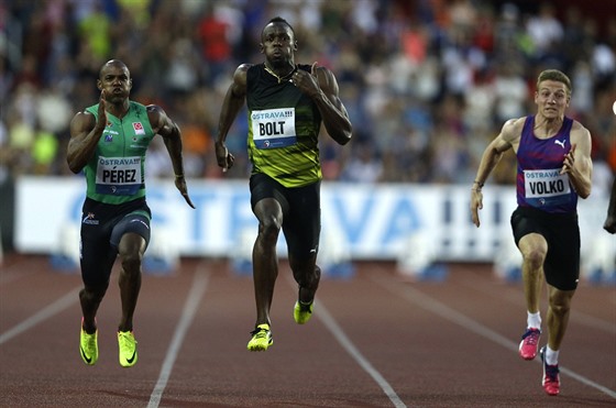 VSTÍC VÍTZSTVÍ. Usain Bolt (uprosted) pádí na stovce na mítinku Zlatá tretra.