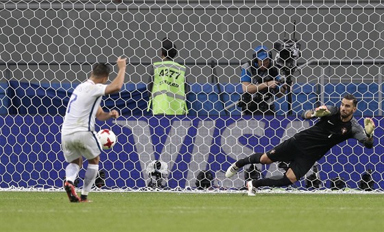 Chilský útoník Alexis Sánchez pekonává z penalty portugalského brankáe Ruie...