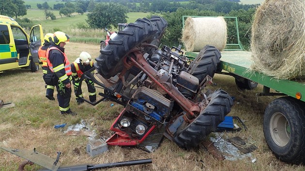 Na louce se pevrátil traktor, jeho idi nehodu nepeil. (27. ervna 2017)