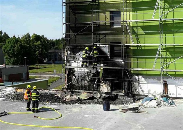 Hasii zasahovali v Rovné na Sokolovsku. Od stechy obecního úadu chytlo i...