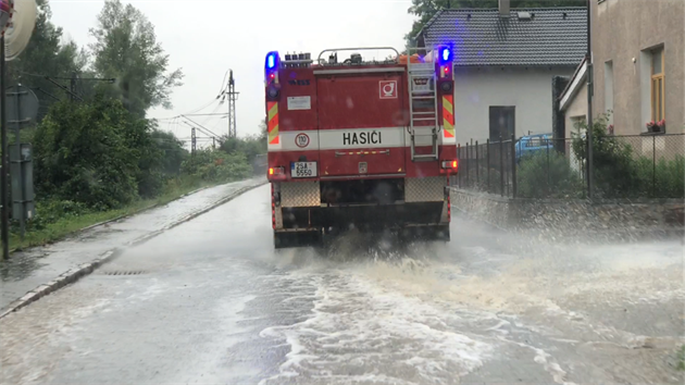 Zaplavená silnice v Dobichovicích (29.6.2017)