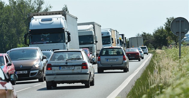 Kolona vozidel ze smru od Hradce Králové ped omezením u Trotiny. Vtinou jde...