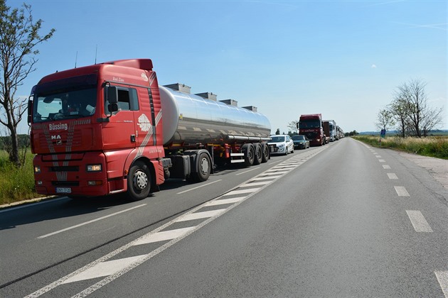 U Trotiny se opravuje 400 metr vozovky, idii stojí asto v kolonách ped...