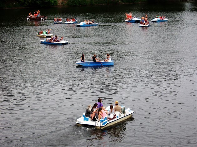 Vltava peplnná parníky a lodikami