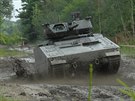 Obrnnec CV90 z bezosádkovou ví bhem armádních test na Libavé
