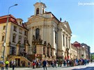 Kladení věncu u kostela v Reslově ulici. Kladení věncu u kostela v Reslově ulici.