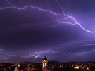 Přechod systému bouřek z noci 22. na 23. s vysokou frekvencí blesků Přechod systému bouřek z noci 22. na 23. s vysokou frekvencí blesků
