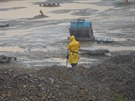Přes silný déšt práce geodeta nepřestává. Přes silný déšt práce geodeta nepřestává.