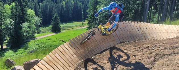 Na nové downhillové a trailové tratě s překážkami se mohou těšit cyklisté ve... Na nové downhillové a trailové tratě s překážkami se mohou těšit cyklisté ve...