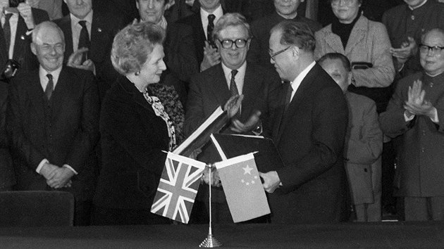 Britská premiérka Margaret Thatcherová a její čínský protějšek Čao C´-jang... Britská premiérka Margaret Thatcherová a její čínský protějšek Čao C´-jang...