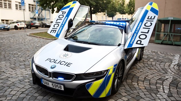 Policie ČR získala nový hybridní vůz BMW i8 místo toho, který na konci května... Policie ČR získala nový hybridní vůz BMW i8 místo toho, který na konci května...
