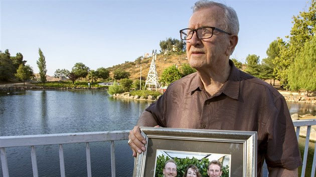 Frank J. Kerrigan ukazuje fotku svých potomků. Frank J. Kerrigan ukazuje fotku svých potomků.