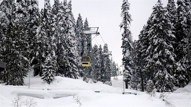 Lanovka ve vysokohorském středisku Gulmarg v indické části Kašmíru. Lanovka ve vysokohorském středisku Gulmarg v indické části Kašmíru.