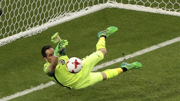 Kapitán a brankář Chile Claudio Bravo chytá jednu ze tří penalt v semifinálovém... Kapitán a brankář Chile Claudio Bravo chytá jednu ze tří penalt v semifinálovém...