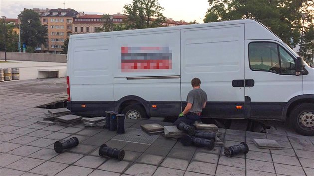 Dodávka odvážející materiál z festivalu před brněnským Janáčkovým divadlem... Dodávka odvážející materiál z festivalu před brněnským Janáčkovým divadlem...