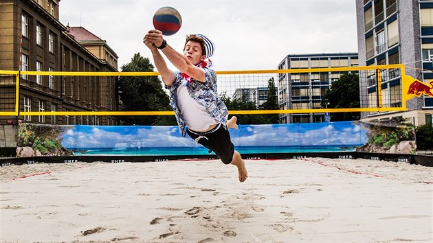 Otevření pláže v pražských Dejvicích. Součástí je i hřiště pro beachvolejbal... Otevření pláže v pražských Dejvicích. Součástí je i hřiště pro beachvolejbal...