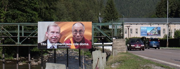 Billboard s fotografií Václava Havla a jeho Svátosti dalajlamou v Horním... Billboard s fotografií Václava Havla a jeho Svátosti dalajlamou v Horním...