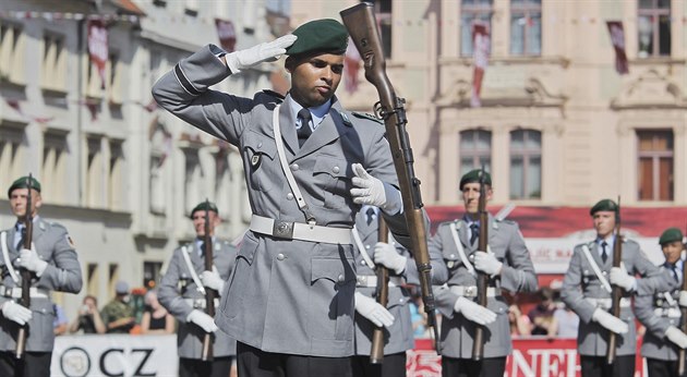 Přehlídka čestných stráží z pěti středoevropských zemí Drill fest na náměstí... Přehlídka čestných stráží z pěti středoevropských zemí Drill fest na náměstí...