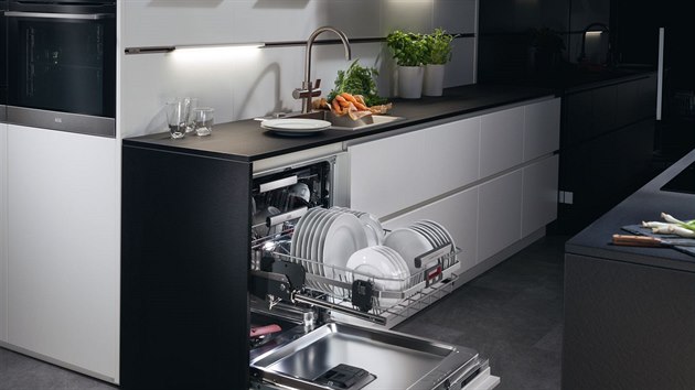 Unikátní zdvihací systém myček ComfortLift, který umožňuje pohodlné nadzvednutí... Unikátní zdvihací systém myček ComfortLift, který umožňuje pohodlné nadzvednutí...
