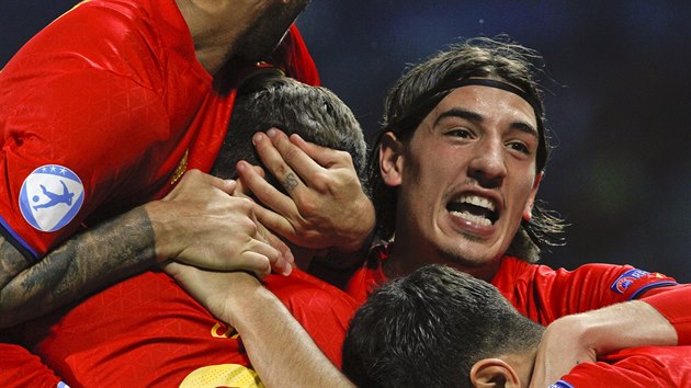 Saúl Níguez se raduje se spoluhráči z postupu do finále ME hráčů do 21 let, ke... Saúl Níguez se raduje se spoluhráči z postupu do finále ME hráčů do 21 let, ke...