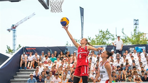 Česká basketbalistka Kristýna Minarovičová (vlevo) zakončuje ve čtvrtfinále MS... Česká basketbalistka Kristýna Minarovičová (vlevo) zakončuje ve čtvrtfinále MS...