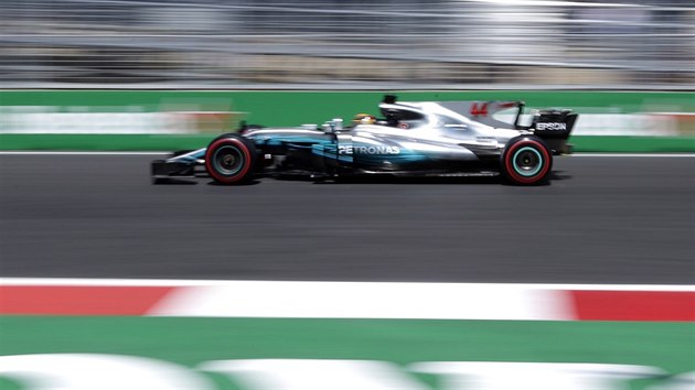 Lewis Hamilton při kvalifikaci na Velkou cenu Ázerbájdžánu Lewis Hamilton při kvalifikaci na Velkou cenu Ázerbájdžánu